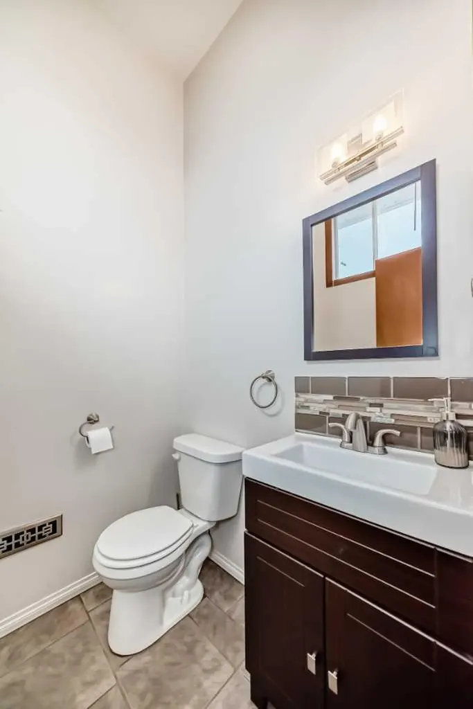 5416 55 Street Ponoka AB T4J 1L8