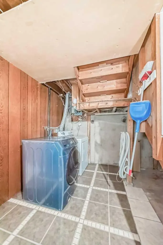 5416 55 Street Ponoka AB T4J 1L8