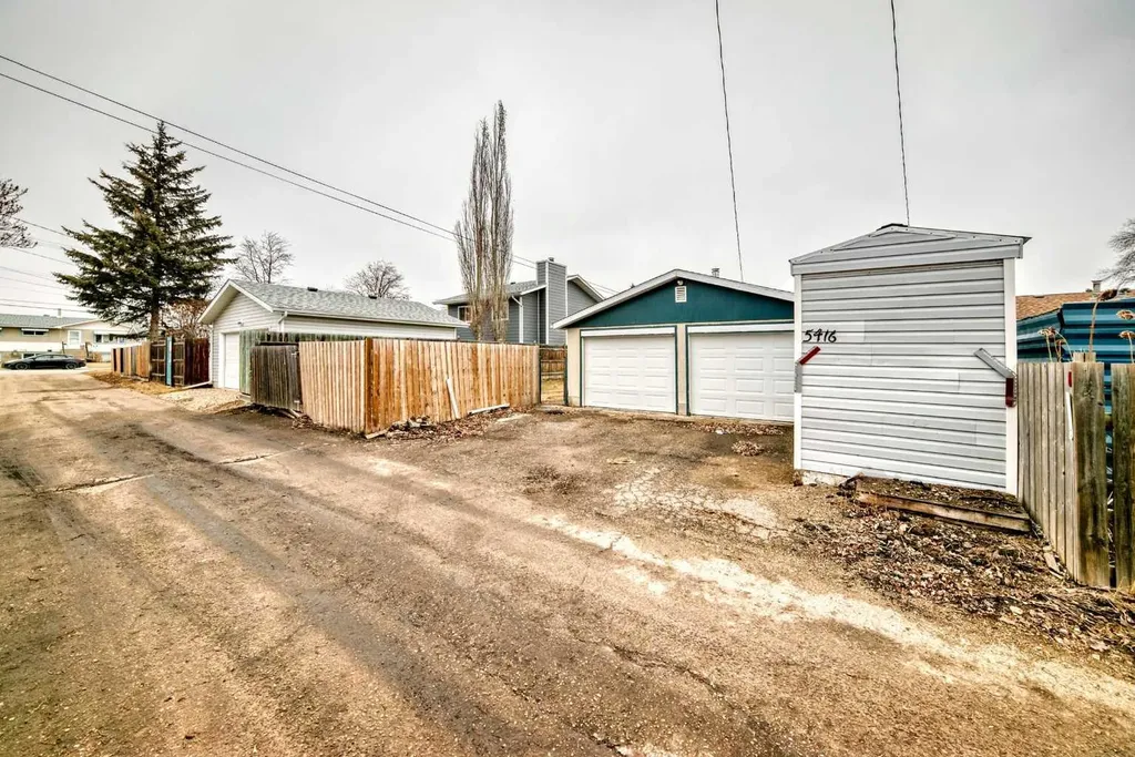5416 55 Street Ponoka AB T4J 1L8