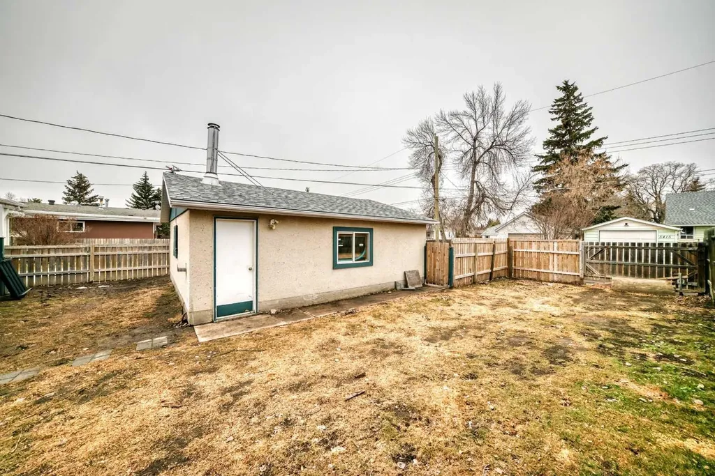 5416 55 Street Ponoka AB T4J 1L8