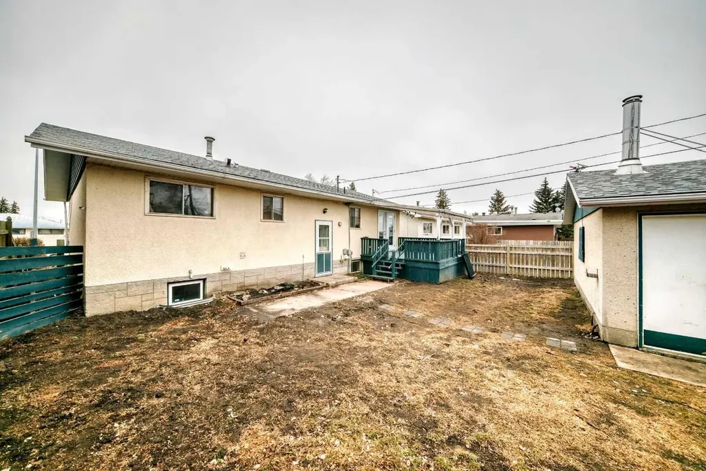 5416 55 Street Ponoka AB T4J 1L8