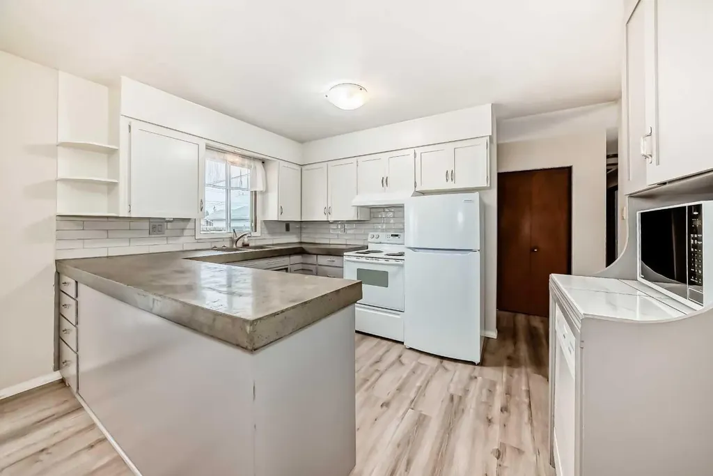 5416 55 Street Ponoka AB T4J 1L8