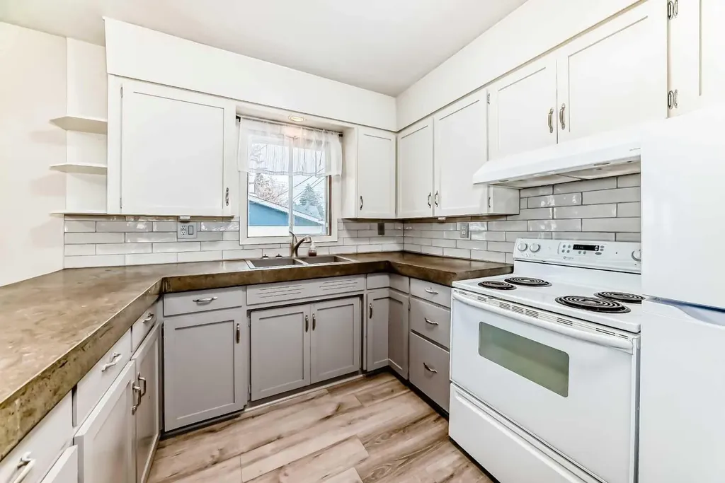 5416 55 Street Ponoka AB T4J 1L8