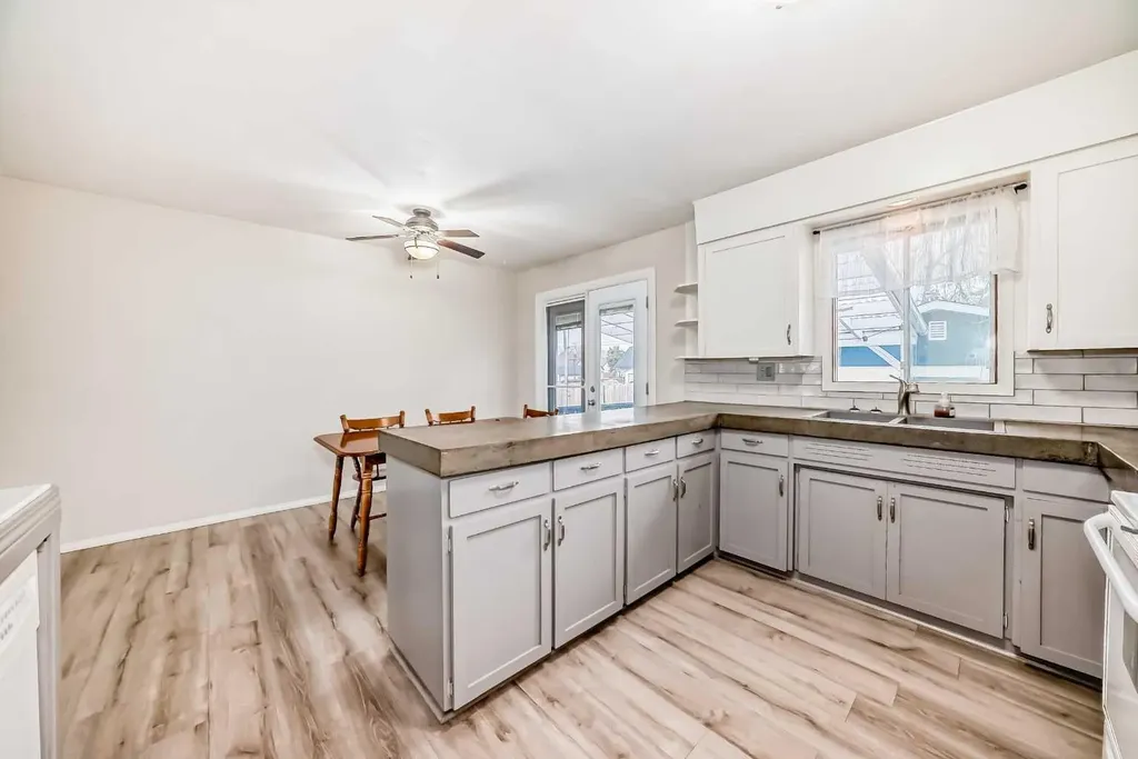 5416 55 Street Ponoka AB T4J 1L8