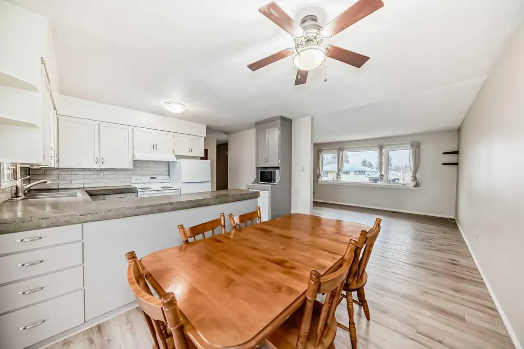 5416 55 Street Ponoka AB T4J 1L8