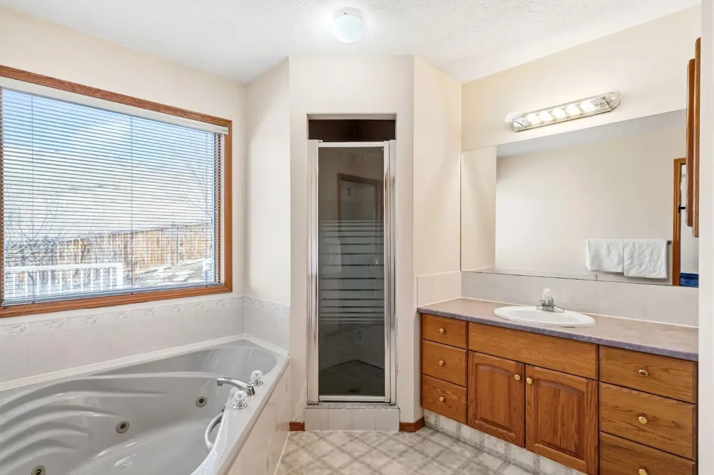 48 Headlands Close Cochrane AB T4C 1M3
