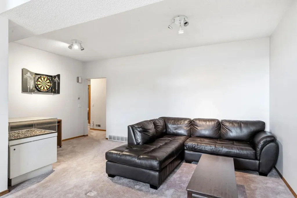 48 Headlands Close Cochrane AB T4C 1M3