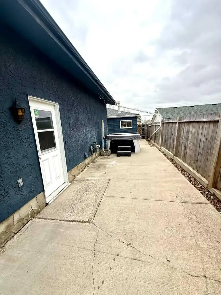 716 Bankview Drive Drumheller AB T0J0Y5