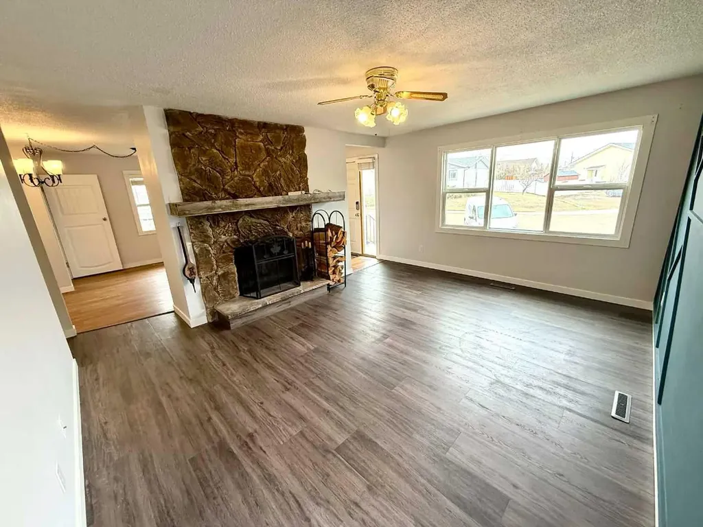 716 Bankview Drive Drumheller AB T0J0Y5