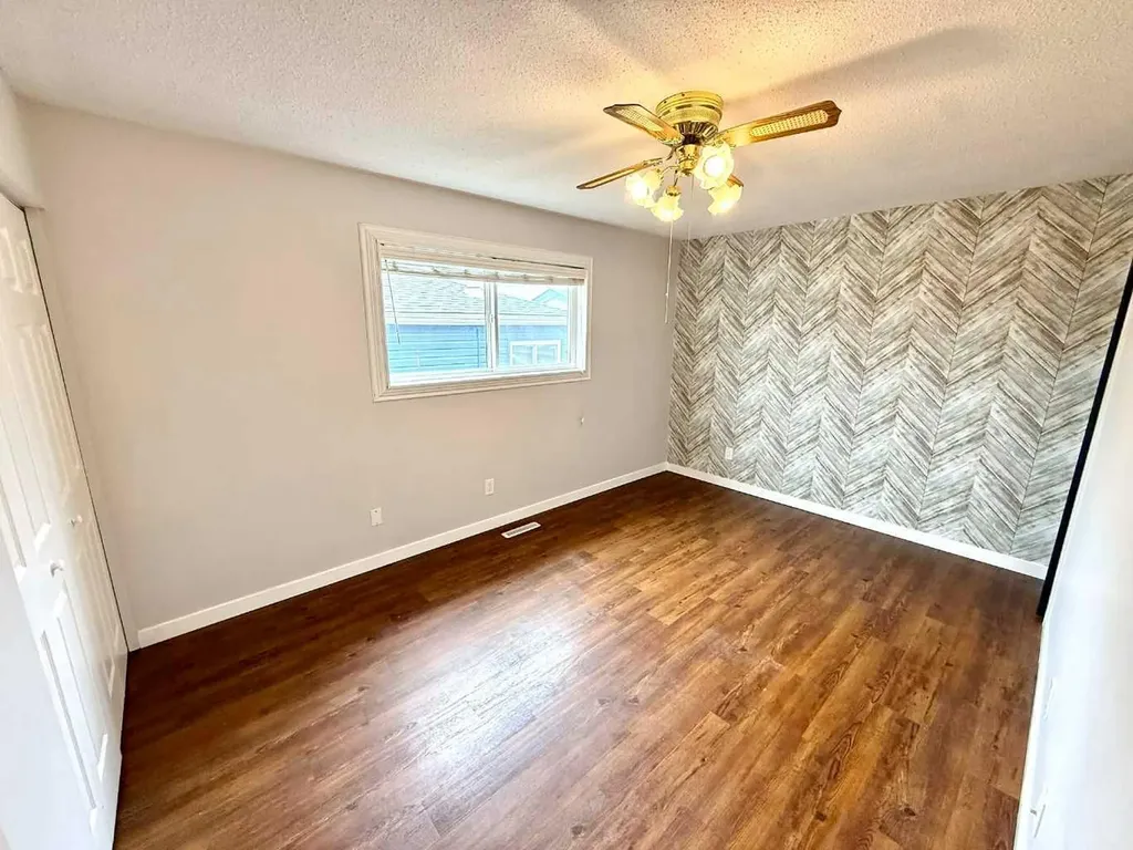 716 Bankview Drive Drumheller AB T0J0Y5