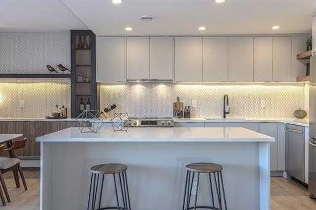 1330 15 Avenue SW Calgary AB T3C 3N7