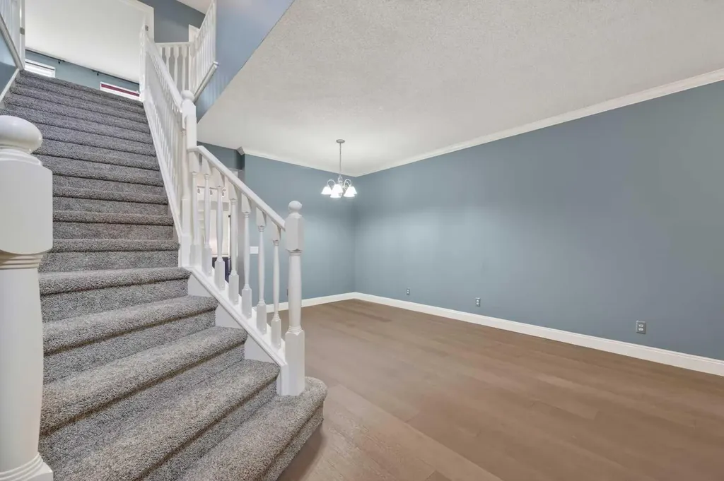 99 Evansbrooke Manor NW Calgary AB T2P 1C9