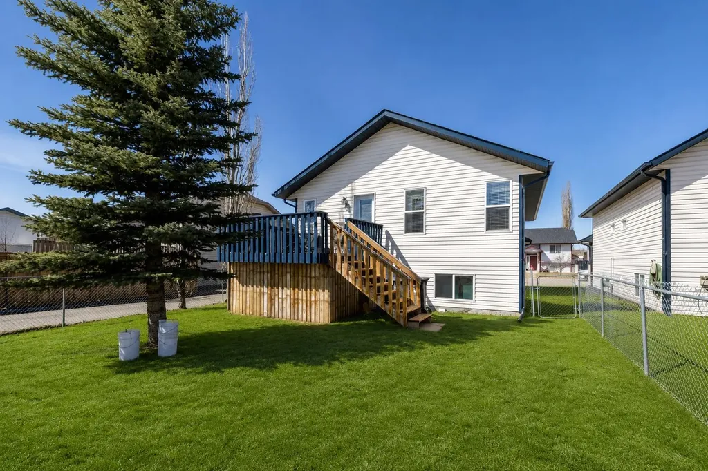 4406 54a Avenue Crescent Innisfail AB T4G1X5