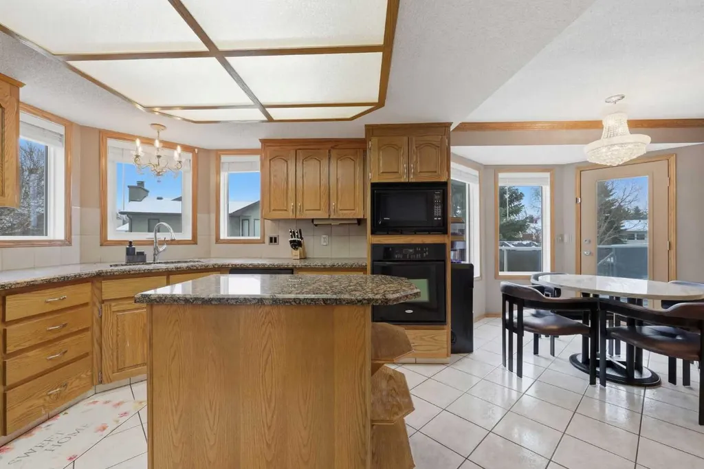729 Woodbriar Place SW Calgary AB T2W 5Z2