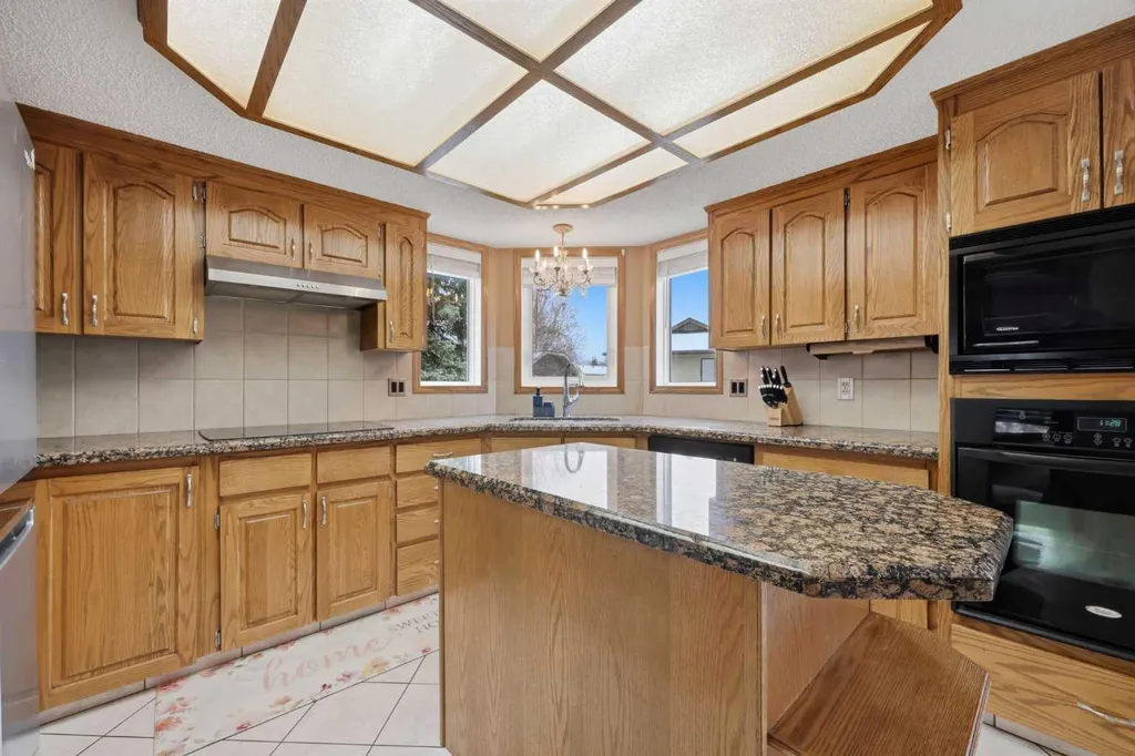 729 Woodbriar Place SW Calgary AB T2W 5Z2