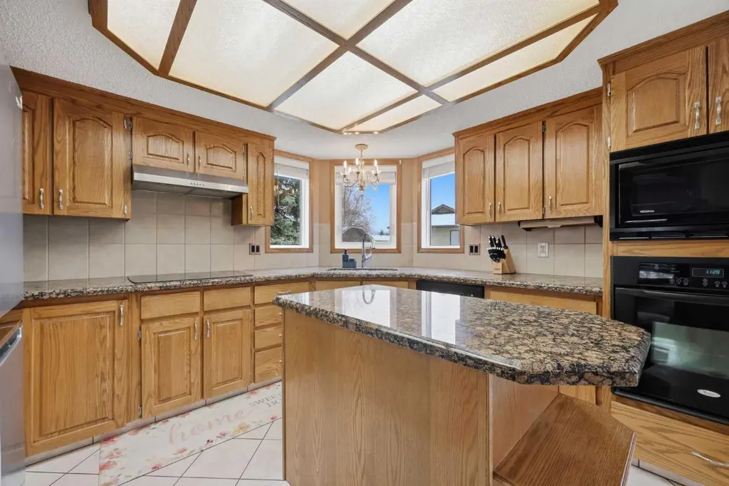 729 Woodbriar Place SW Calgary AB T2W 5Z2