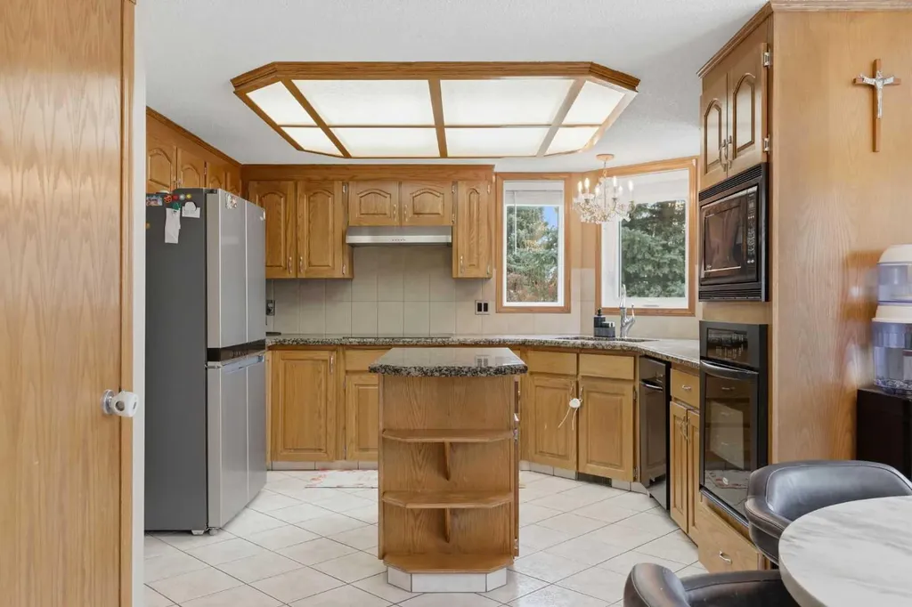 729 Woodbriar Place SW Calgary AB T2W 5Z2