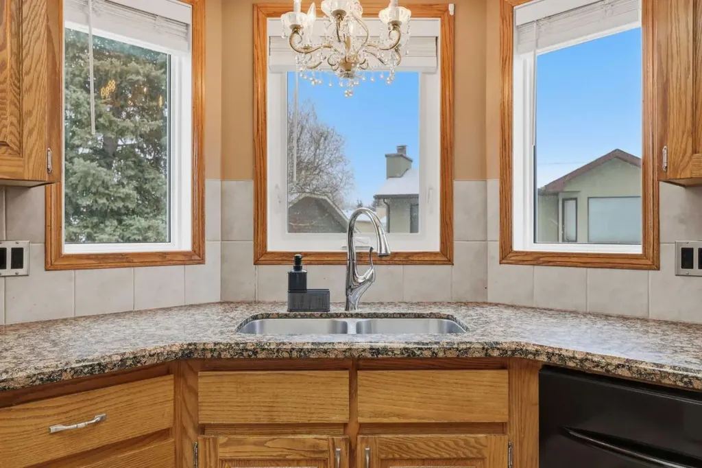 729 Woodbriar Place SW Calgary AB T2W 5Z2