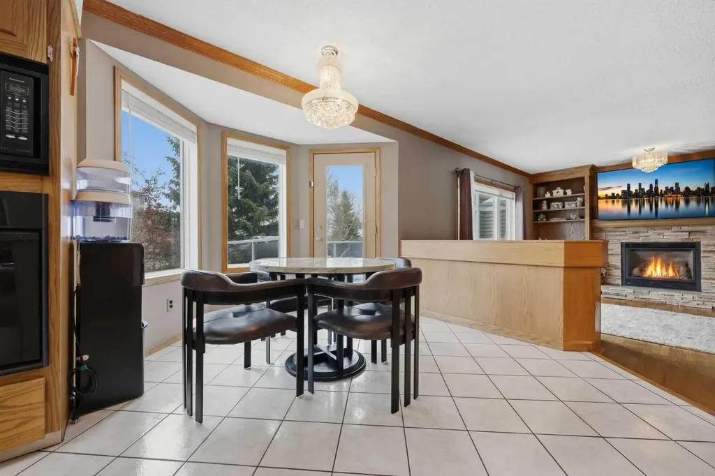 729 Woodbriar Place SW Calgary AB T2W 5Z2