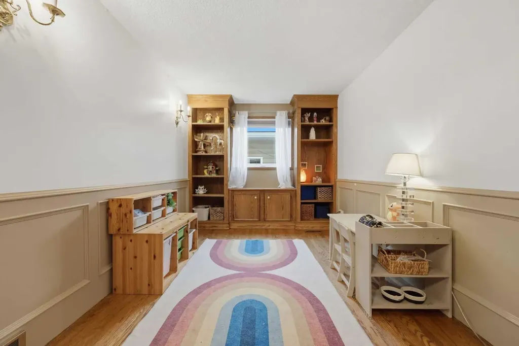 729 Woodbriar Place SW Calgary AB T2W 5Z2