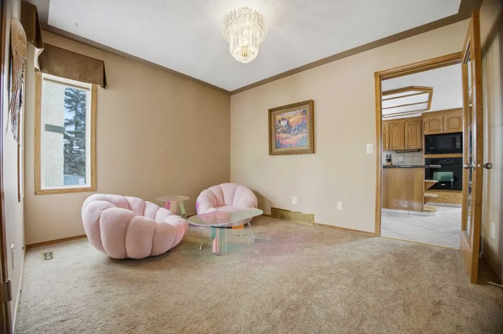729 Woodbriar Place SW Calgary AB T2W 5Z2