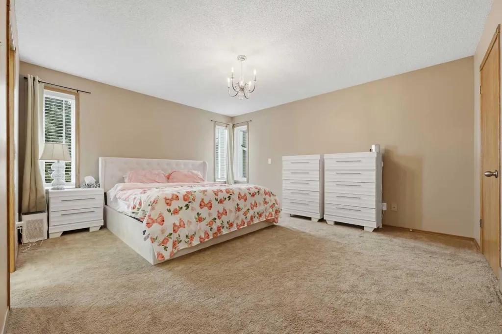 729 Woodbriar Place SW Calgary AB T2W 5Z2