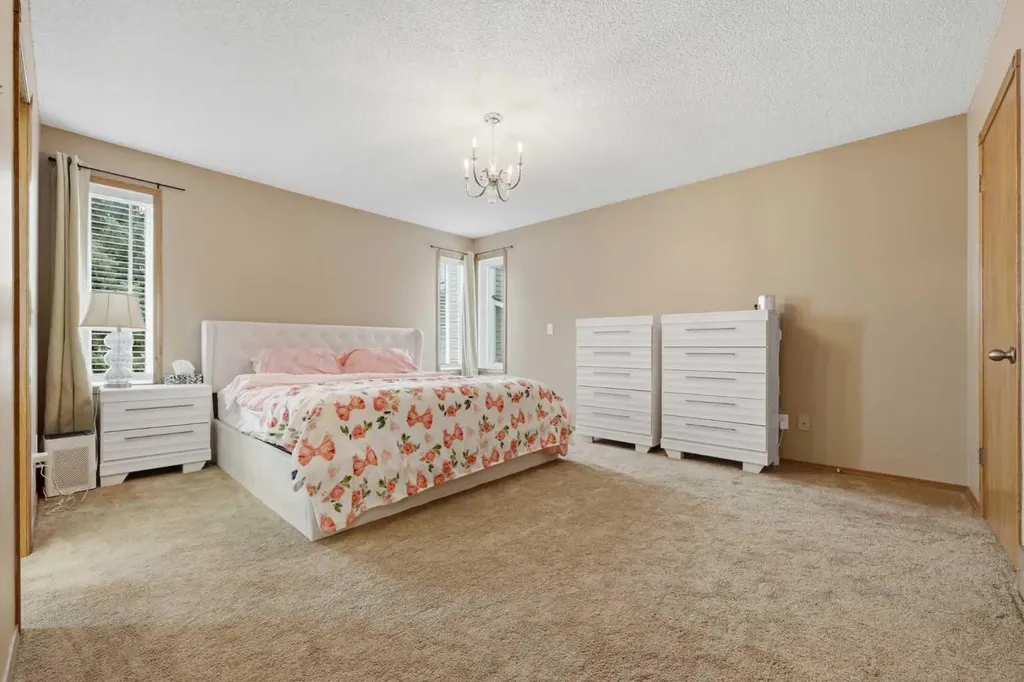 729 Woodbriar Place SW Calgary AB T2W 5Z2