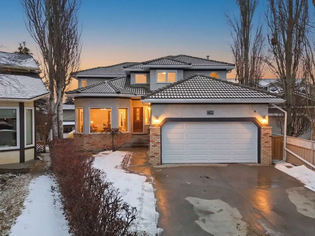729 Woodbriar Place SW Calgary AB T2W 5Z2