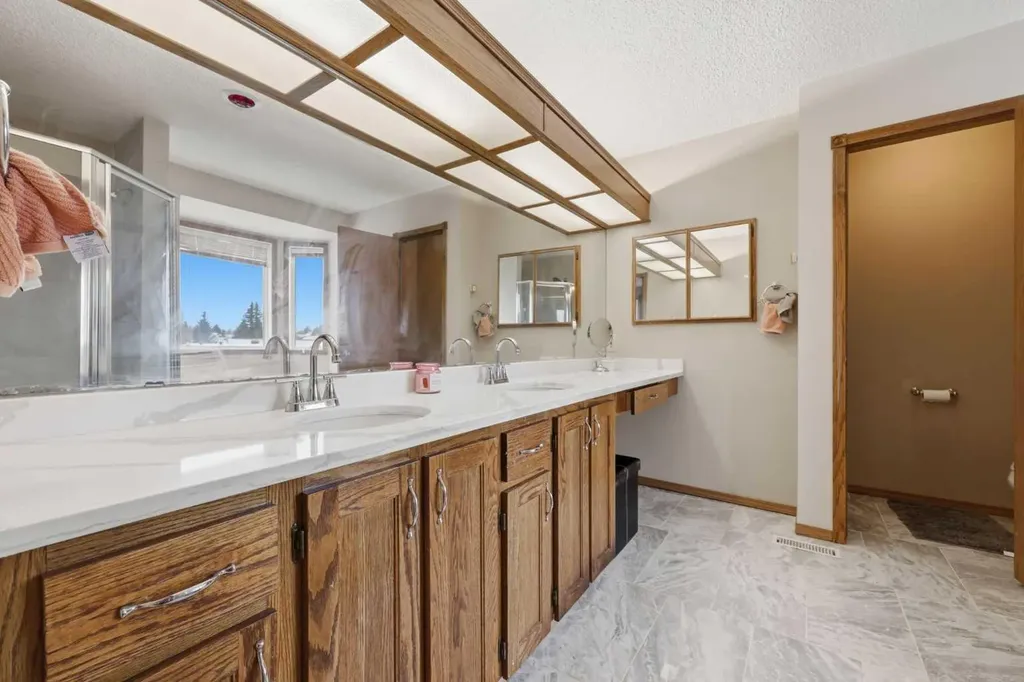 729 Woodbriar Place SW Calgary AB T2W 5Z2