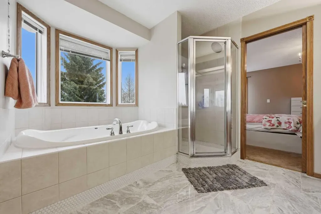729 Woodbriar Place SW Calgary AB T2W 5Z2