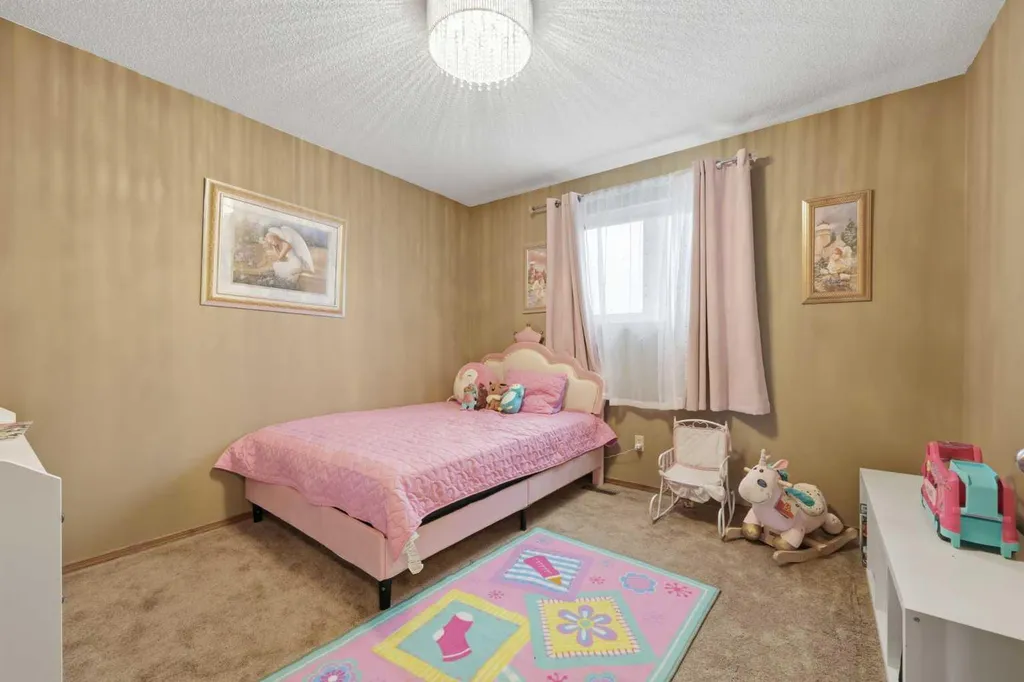729 Woodbriar Place SW Calgary AB T2W 5Z2