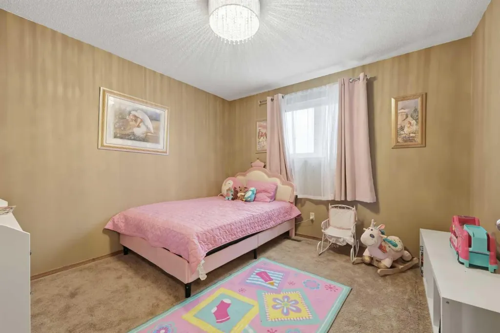 729 Woodbriar Place SW Calgary AB T2W 5Z2