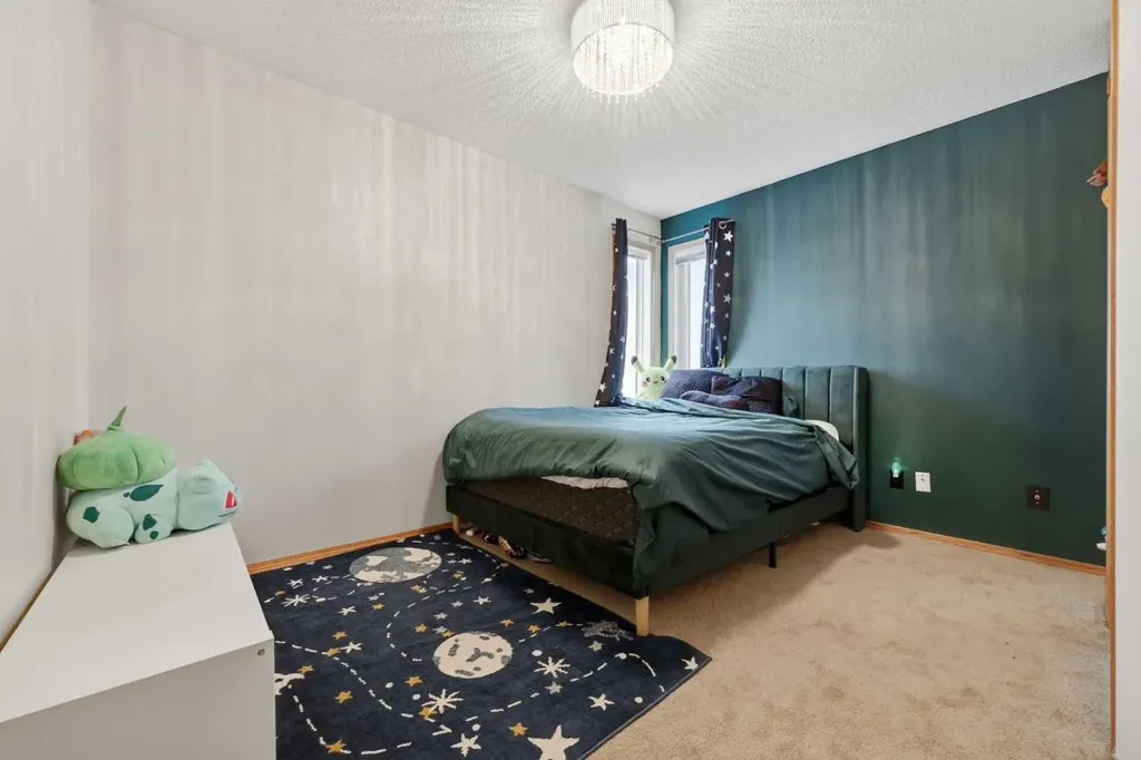 729 Woodbriar Place SW Calgary AB T2W 5Z2