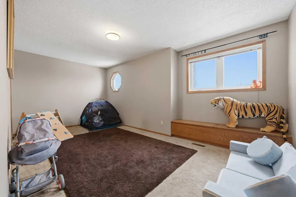 729 Woodbriar Place SW Calgary AB T2W 5Z2