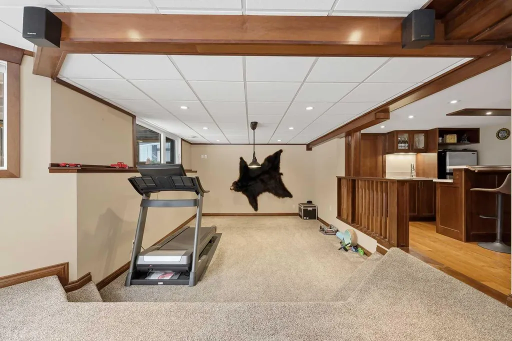 729 Woodbriar Place SW Calgary AB T2W 5Z2