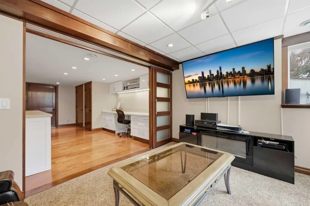 729 Woodbriar Place SW Calgary AB T2W 5Z2