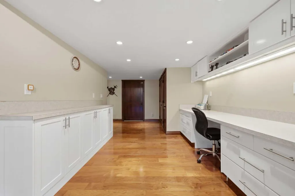 729 Woodbriar Place SW Calgary AB T2W 5Z2