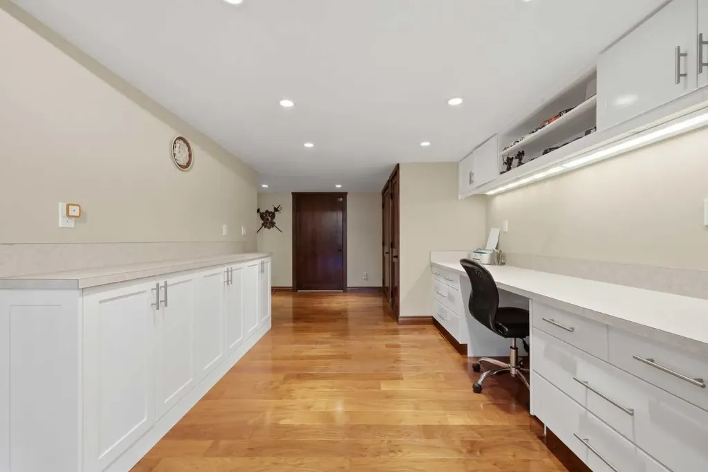 729 Woodbriar Place SW Calgary AB T2W 5Z2