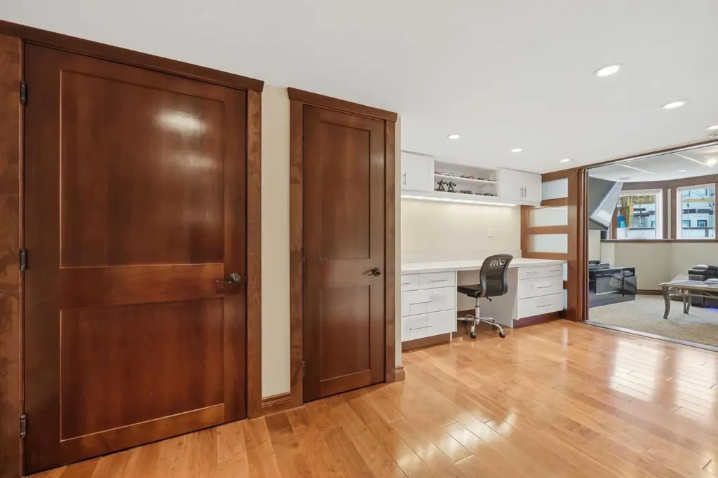 729 Woodbriar Place SW Calgary AB T2W 5Z2