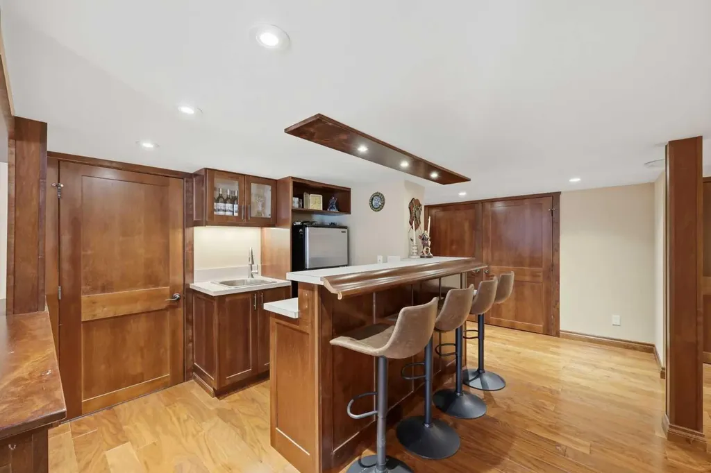 729 Woodbriar Place SW Calgary AB T2W 5Z2