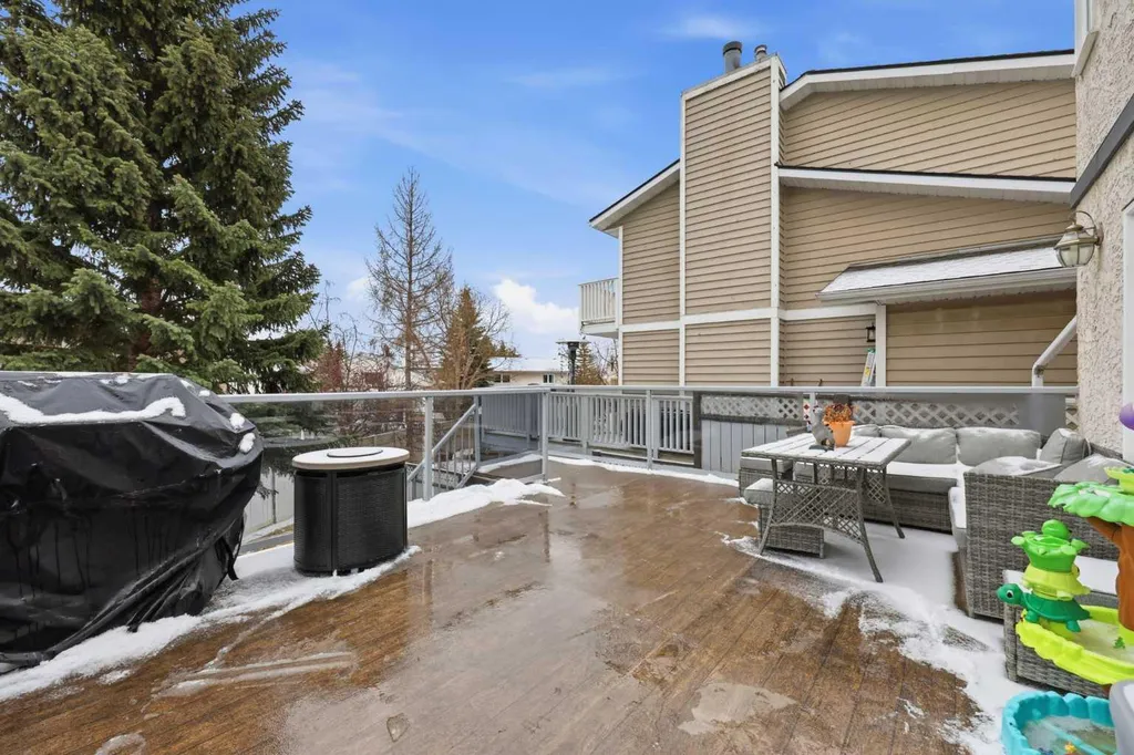 729 Woodbriar Place SW Calgary AB T2W 5Z2