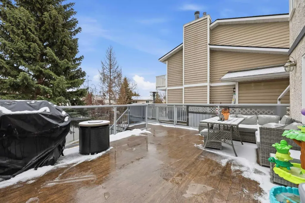 729 Woodbriar Place SW Calgary AB T2W 5Z2