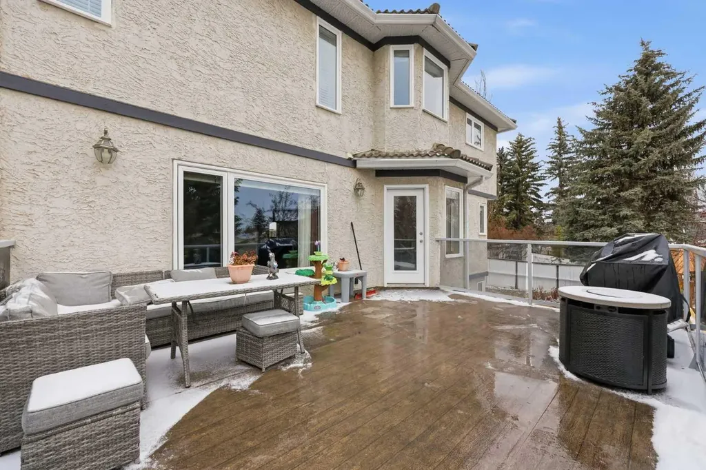729 Woodbriar Place SW Calgary AB T2W 5Z2