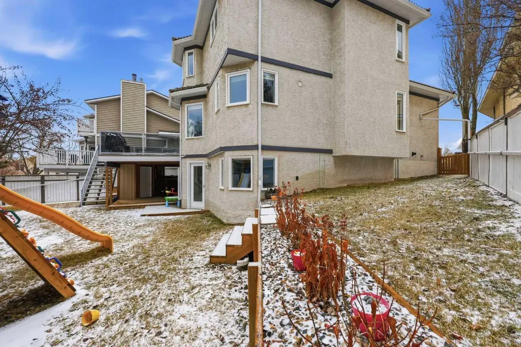 729 Woodbriar Place SW Calgary AB T2W 5Z2