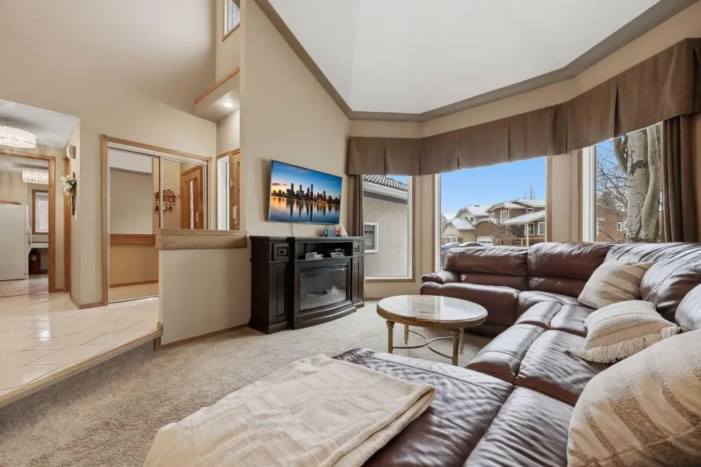 729 Woodbriar Place SW Calgary AB T2W 5Z2