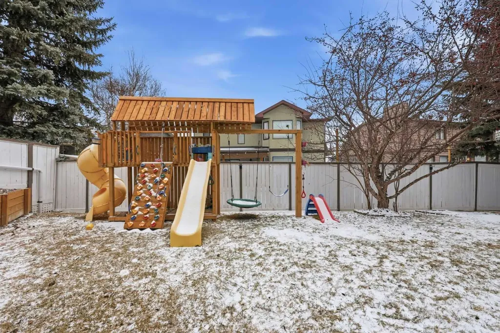 729 Woodbriar Place SW Calgary AB T2W 5Z2