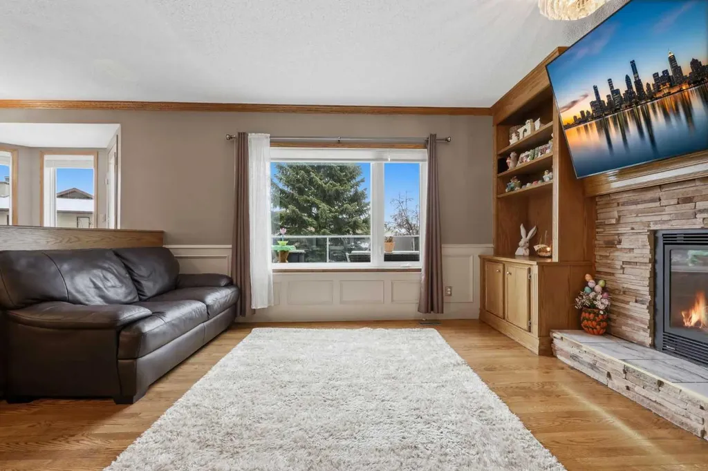 729 Woodbriar Place SW Calgary AB T2W 5Z2
