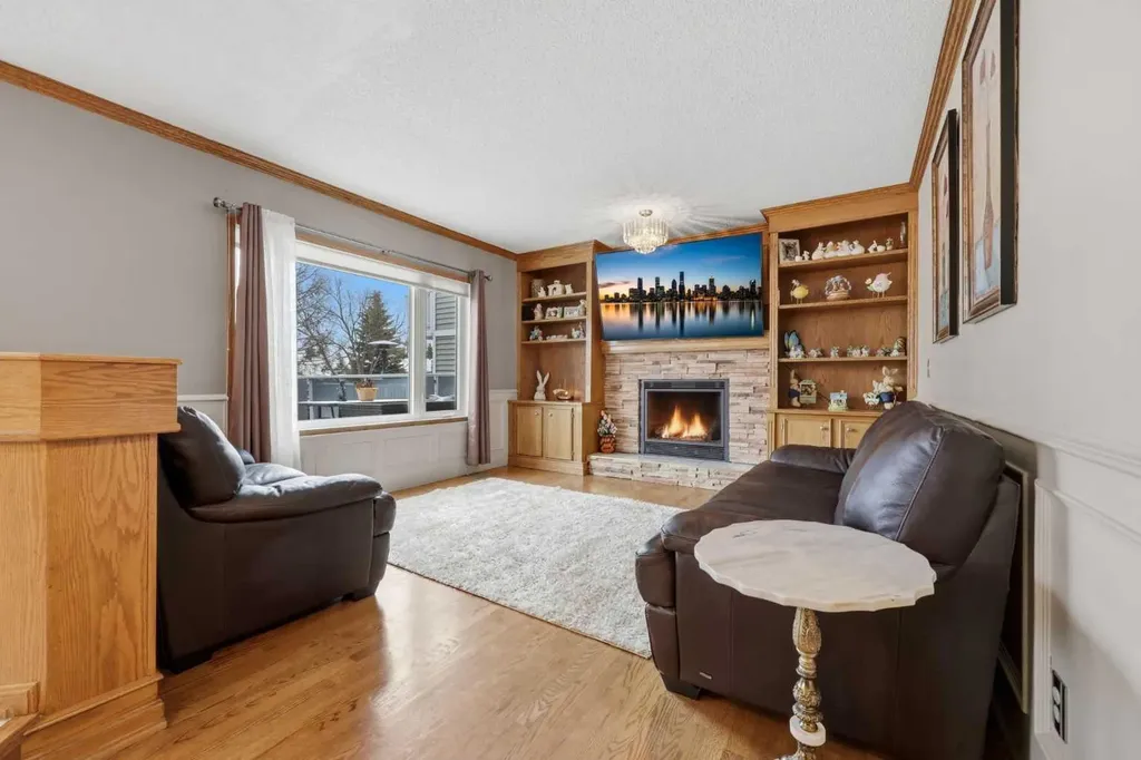 729 Woodbriar Place SW Calgary AB T2W 5Z2