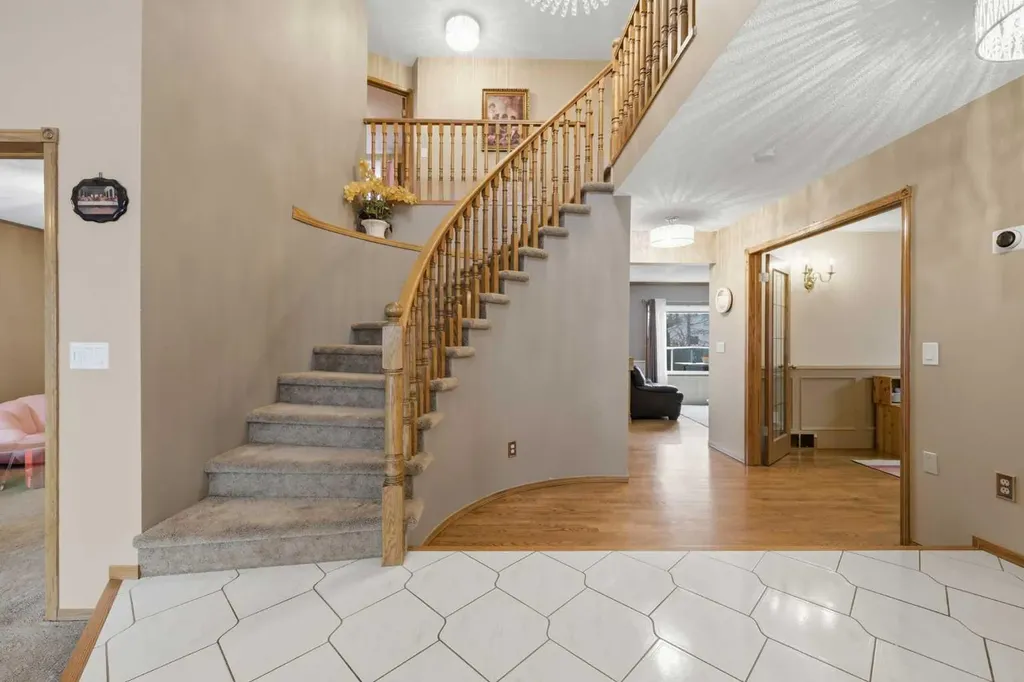 729 Woodbriar Place SW Calgary AB T2W 5Z2