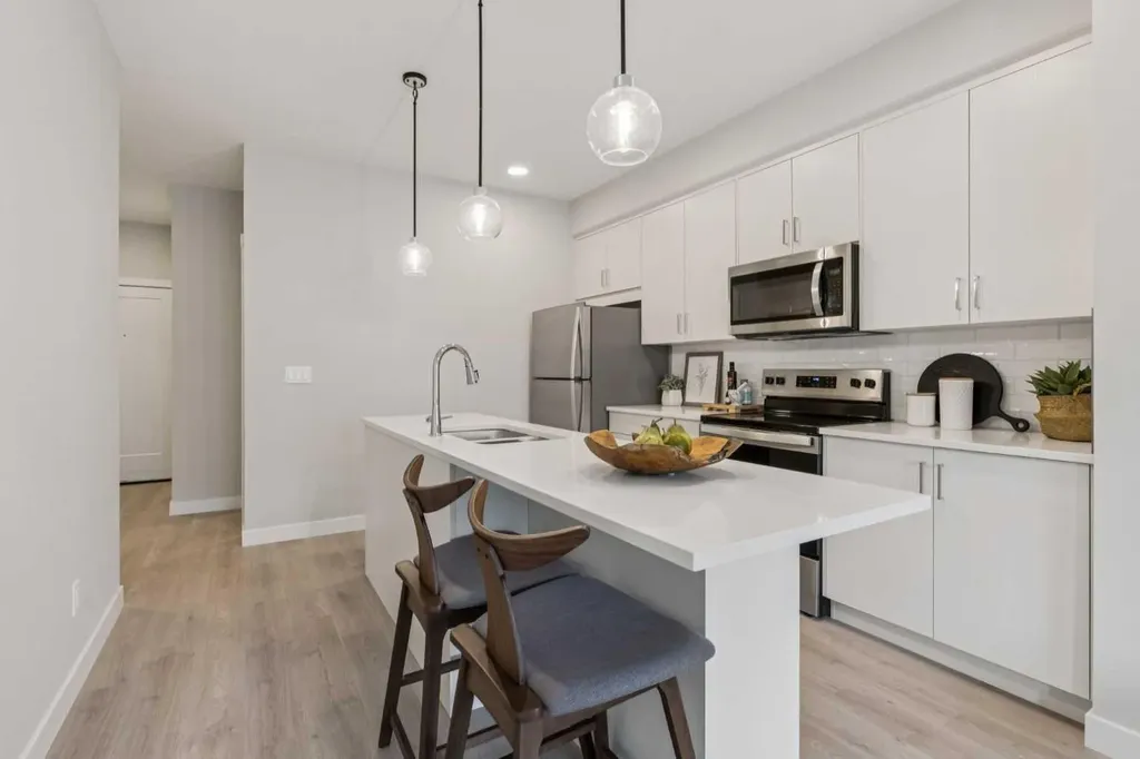 655 Shawnee Square SW Calgary AB T2Y 1E3